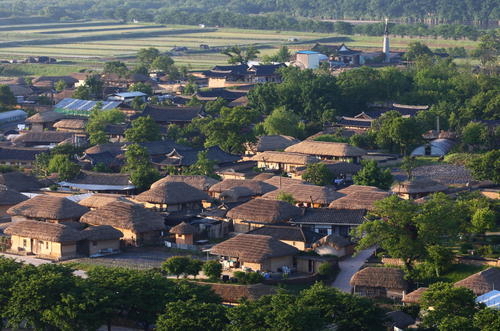 한국의 역사마을 : 하회와 양동 [Historic Villages of Korea : Hahoe and Yangdong]