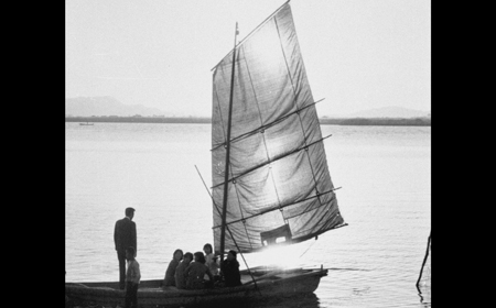낙동강 돛단배 (1960, 낙동강하구 절경을 구경하기 위해 연인들이 돛단배를 타고 있는 모습)