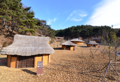 야외전시된 삼국시대마을 이미지