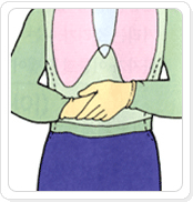주먹을 쥔 엄지손가락 부분이 환자의 배꼽위에 오도록 하고 주먹을 다른 손으로 감싸 쥔다.