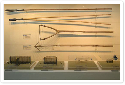 어업활동에 사용되었던 각종 어구와 그물류어업의 모형 전시