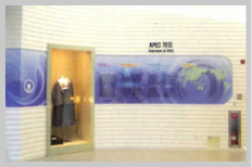 壁面APEC概要和传统长袍展示