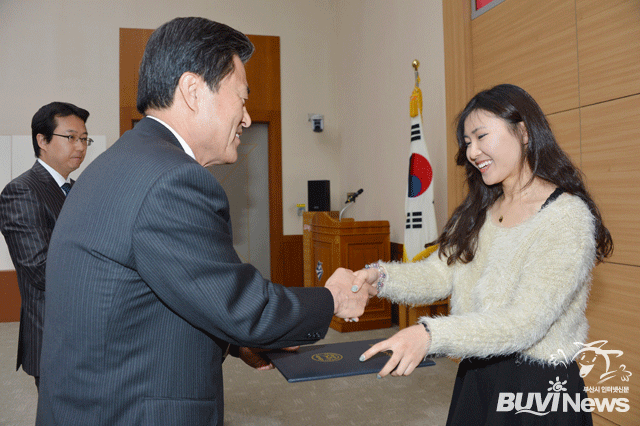부산에서 유학 중인 우수 유학생 26명이 지역 사회에 소속감을 갖고 학업에 증진할 수 있도록 장학금을 받았다.