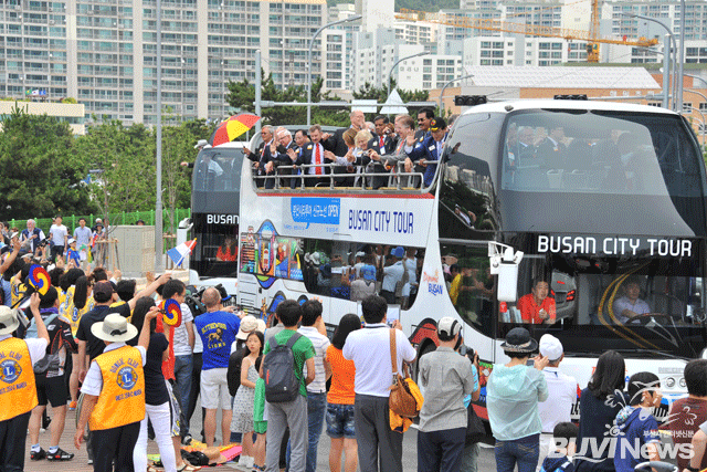 역대최대 규모로 열린 라이온스세계대회 참가자들이 시티투어버스를 타고 거리 퍼레이드를 펼치는 모습