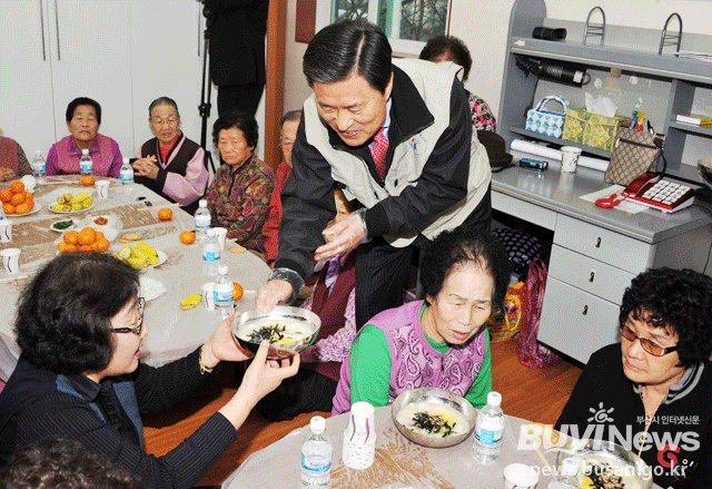 설을 맞아 허남식 부산시장이 학장종합사회복지관을 방문해 어르신들에게 떡국을 대접하는 모습).