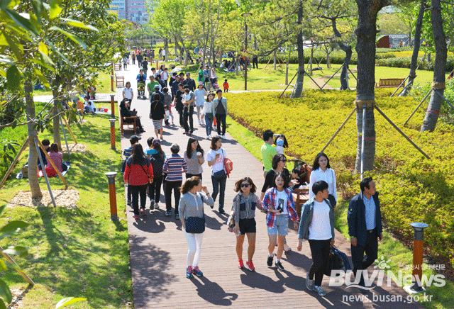 부산시민공원 산책길을 걷고 있는 시민들