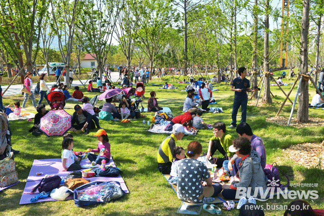지난 3일 부산시민공원을 찾은 시민들이 숲 속 잔디 위에서 휴식을 취하며 늦봄을 즐기는 모습