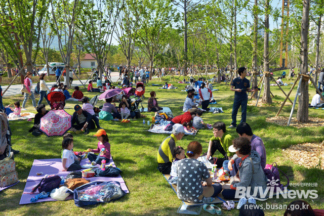 지난달 1일 개장한 부산시민공원을 찾은 시민들이 숲 속 잔디에서 즐거운 시간을 보내는 모습