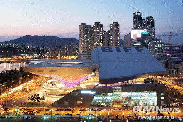 센텀시티에 들어선 영화의 전당