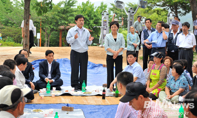 허남식 부산시장이 2010년 7월1일 민선5기 취임식을 마치고 낙후지역인 남구 문현1동 돌산마을을 찾아 주민들과 ‘막걸리 대화’를 나누는 모습