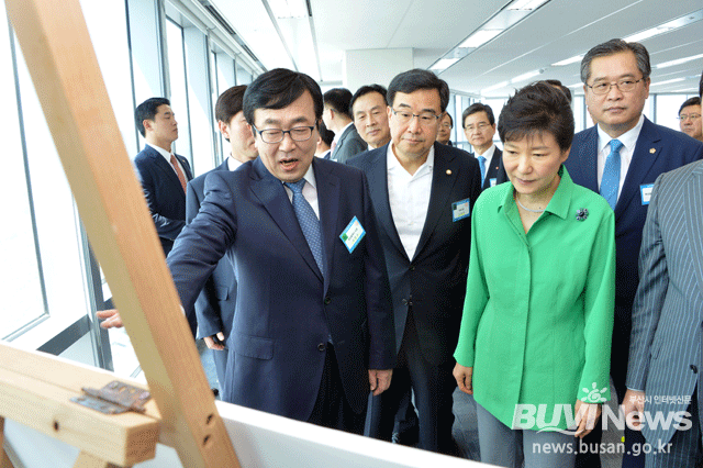 지난 22일 준공식에 참석한 박근혜 대통령에게 서병수 부산시장이 BIFC에 대해 설명하는 모습