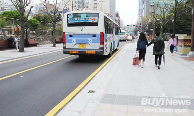 차로를 줄이고 보도를 넓인 동천로 모습