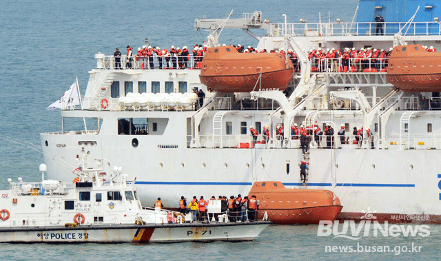 지난 16일 부산해양경비안전서가 영도 앞바다에서 여객선 인명구조 훈련을 펼치는 모습