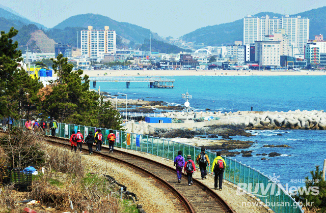 철길을 산책하는 시민들 모습