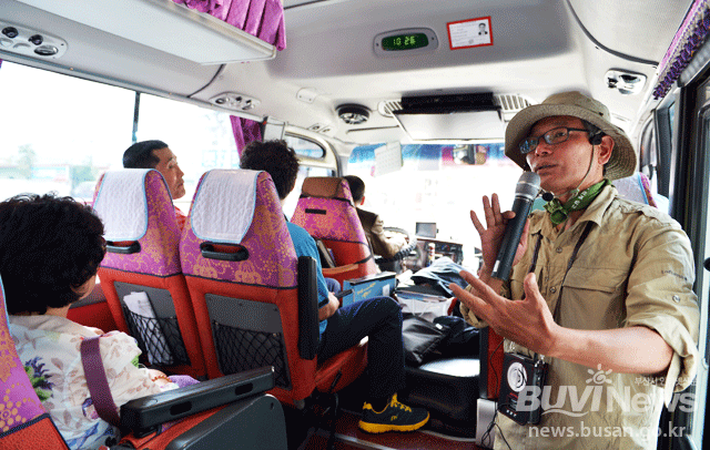 산복도로 투어버스 내에서 마을해설사가 관광객들에게 설명을 하는 모습