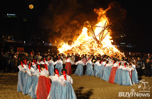 해운대 달맞이·온천축제에서의 강강술래 모습