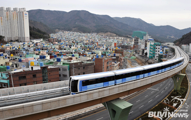 부산 사상~하단 구간 도시철도 건설과 관련 노선 등에 대한 전문가와 지역주민들의 의견을 수렴하는 공청회가 26일 열린다(사진은 최근 개통한 도시철도 4호선). 