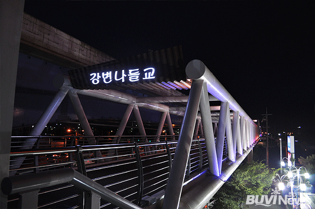 부산-김해 경전철 역과 함께 연결된 ‘강변나들교’