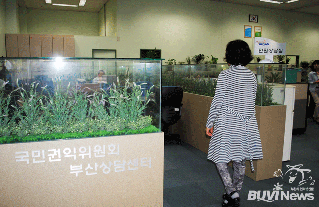 부산시청 민원봉사실이 고충상담 ‘원 스톱’ 서비스를 제공한다(사진은 최근 새 단장한 민원상담실).