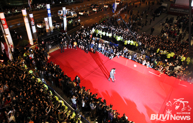 부산이 부산국제영화제를 통해 알찬 산업효과를 내며 ‘영상산업도시’로 거듭나고 있다. 사진은 지난 6일 부산 영화의 전당 입구. BIFF 개막식 때 많은 영화팬들이 유명 영화배우와 감독의 입장을 지켜보며 환호하고 있다.