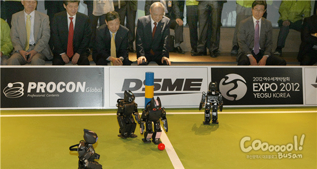 로봇들이 골대 위치와 상대방의 위치를 스스로 파악하며 경기를 벌입니다