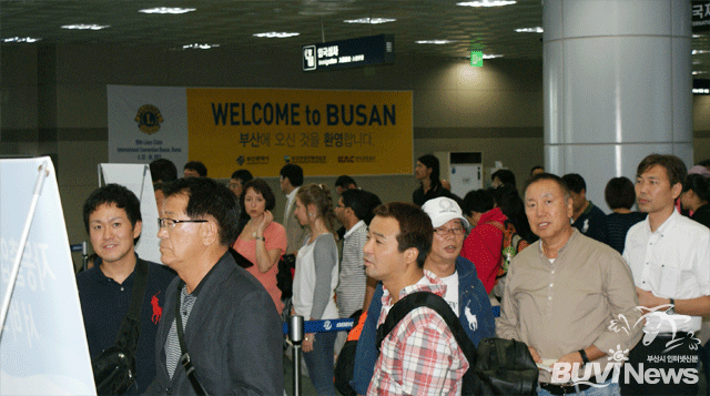 라이온스 세계대회 참가자들로 북적이는 김해공항
