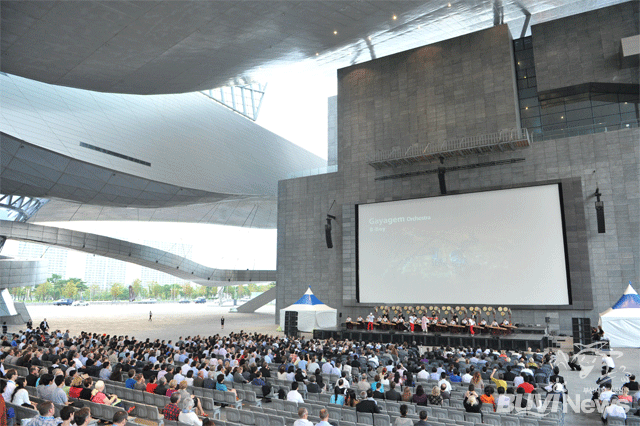 세계 물 전문가들이 18일 해운대 영화의 전당에서 열린‘한국문화의 밤’행사에서 전통공연을 관람하는 모습