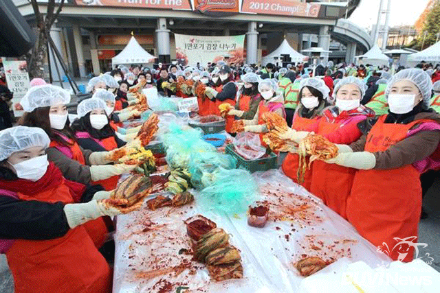 6일 사직야구장 입구에서 열린 '부산롯데 사랑 나눔 1만포기 김장 담그기' 행사