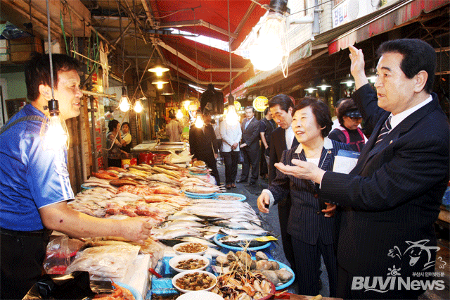 사하구 장림시장을 찾은 시의원들