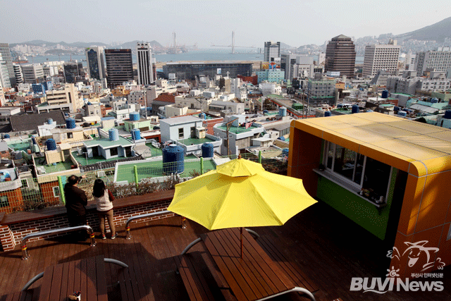 초량동 산복도로 '김민부 전망대'에서 젊은 남녀가 부산전경을 바라보고 있다.