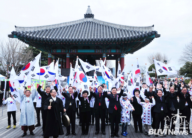 용두산공원에서 3·1절 만세운동 재현 모습.
