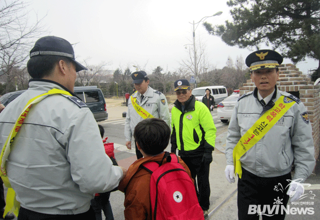 부산남부경찰서대연지구대의 경찰관들이 신학기대천초등학교 앞에서 학교폭력 예방을 위한 캠페인을 하면서 홍보전단지를 배포하고 있다.