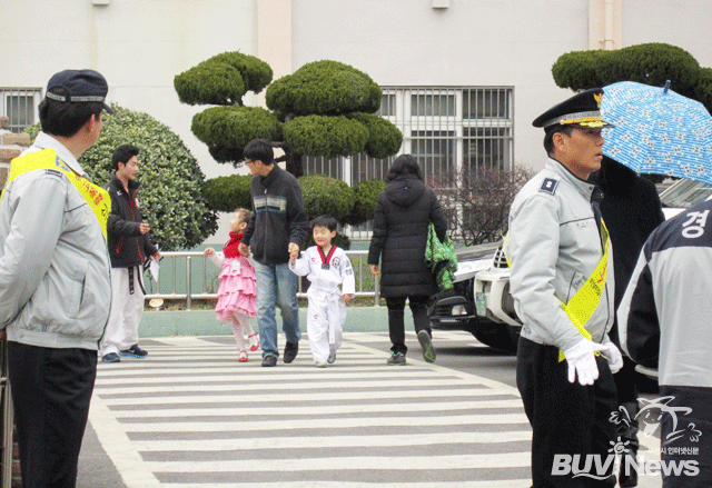 부산남부경찰서대연지구대의 경찰관들이 신학기대천초등학교 앞에서 학교폭력 예방을 위한 캠페인을 하면서 홍보전단지를 배포하고 있다.