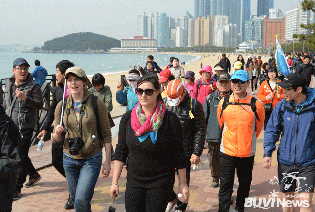  지난 16일 열린 갈맷길 걷기행사 참가자들이 해운대해수욕장~송정코스를 걷는 모습