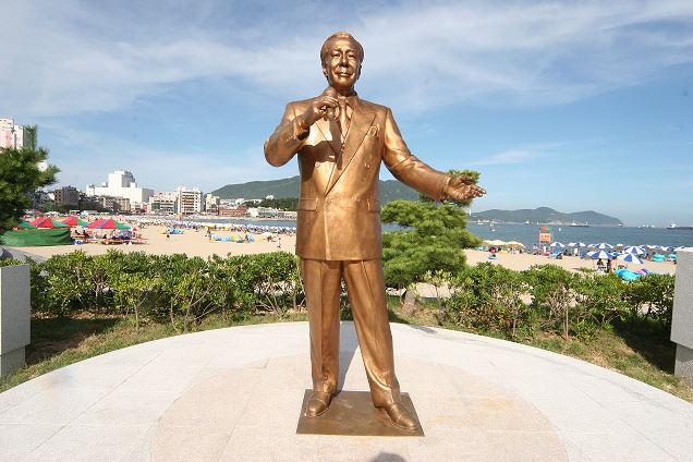 현인 동상 설치사진