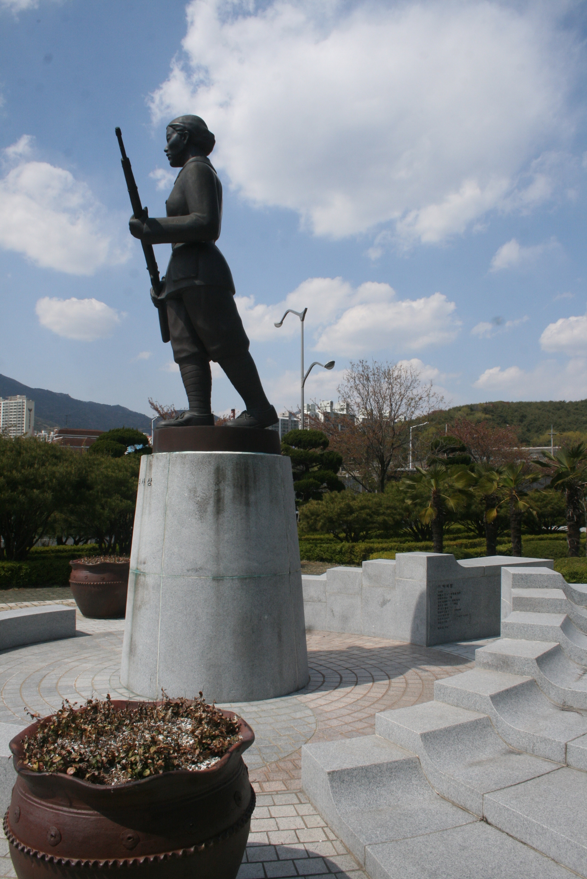 박차정의사 동상 설치사진7