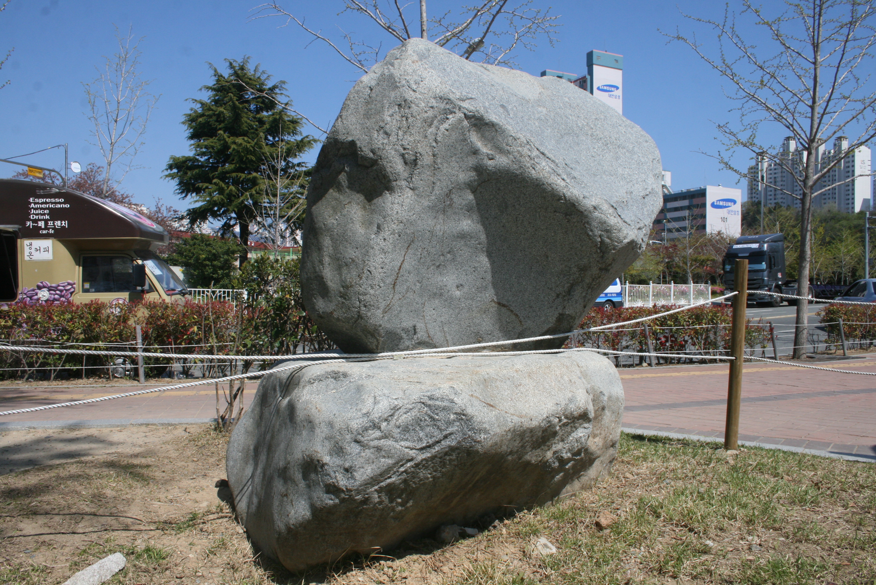 평화공원 안내석 설치사진3