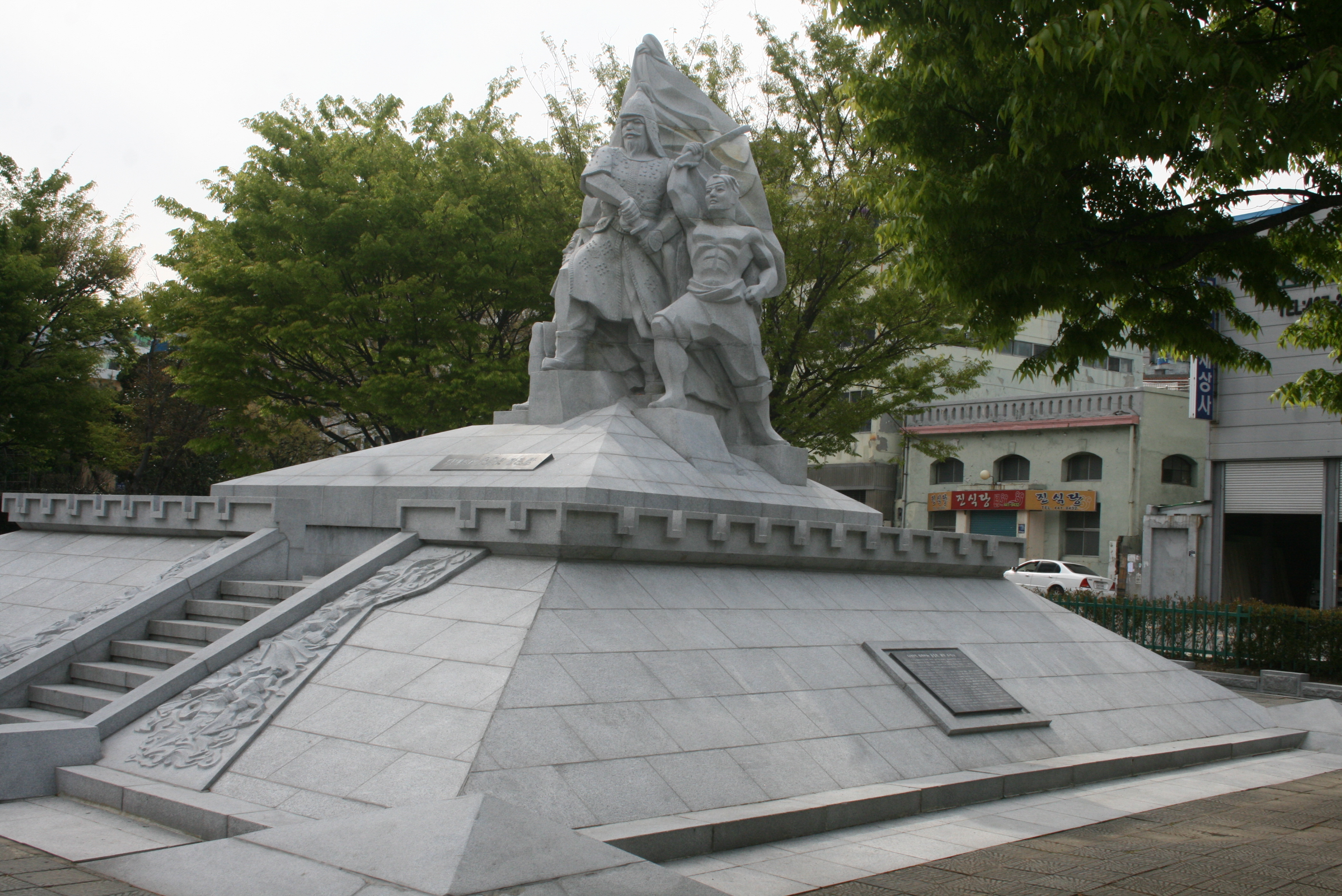 윤흥신 장군 석상 설치사진4