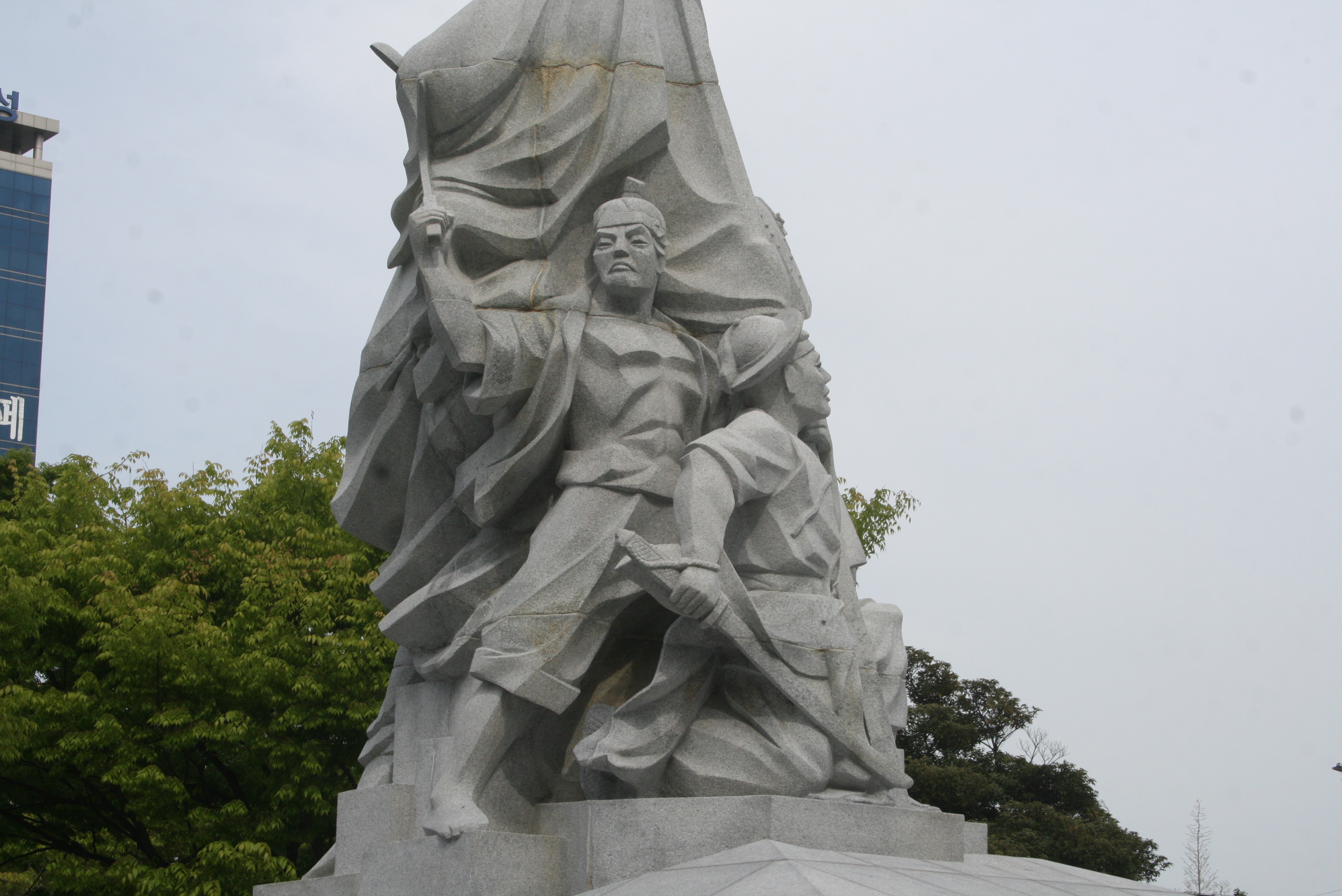 윤흥신 장군 석상 설치사진6