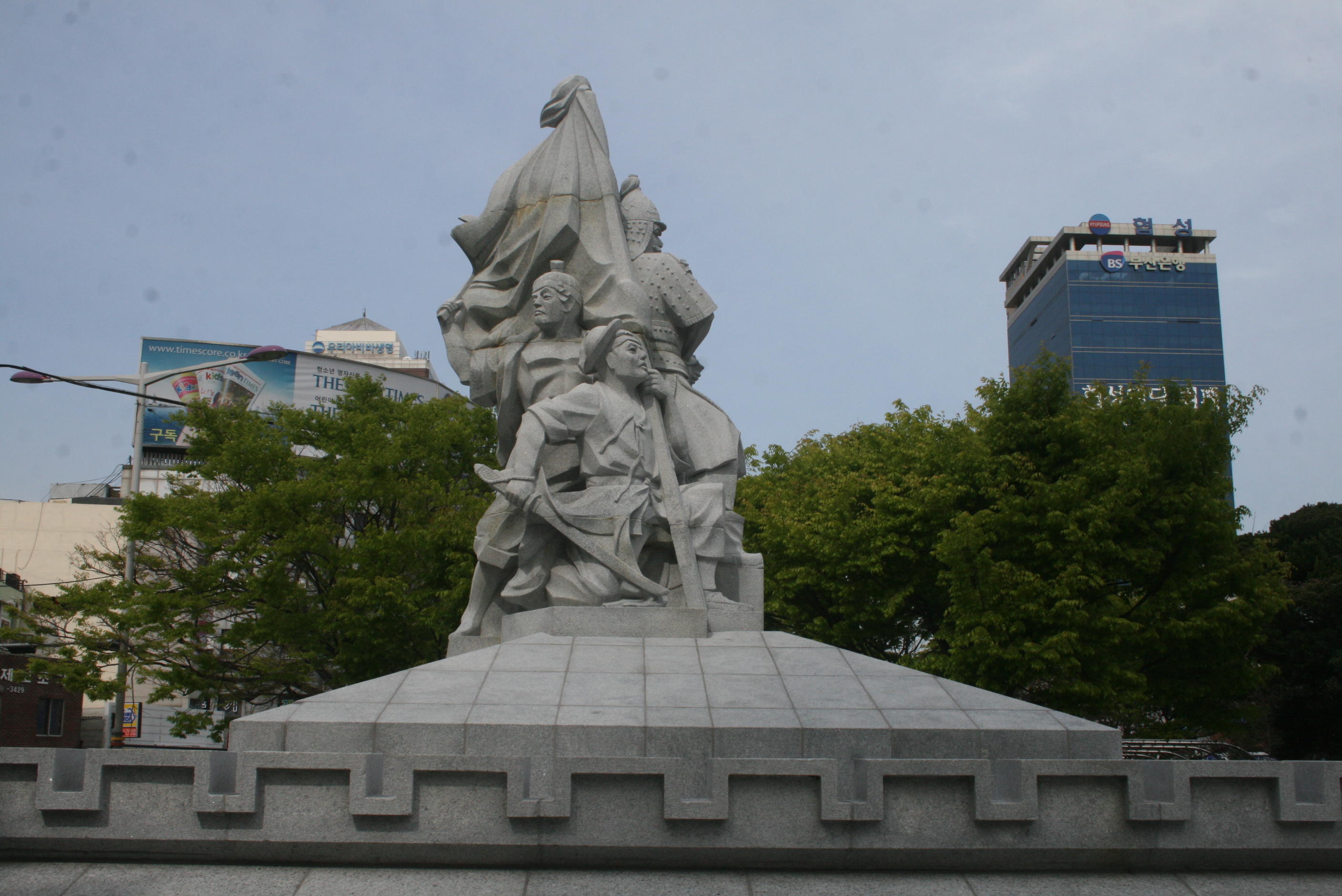 윤흥신 장군 석상 설치사진5