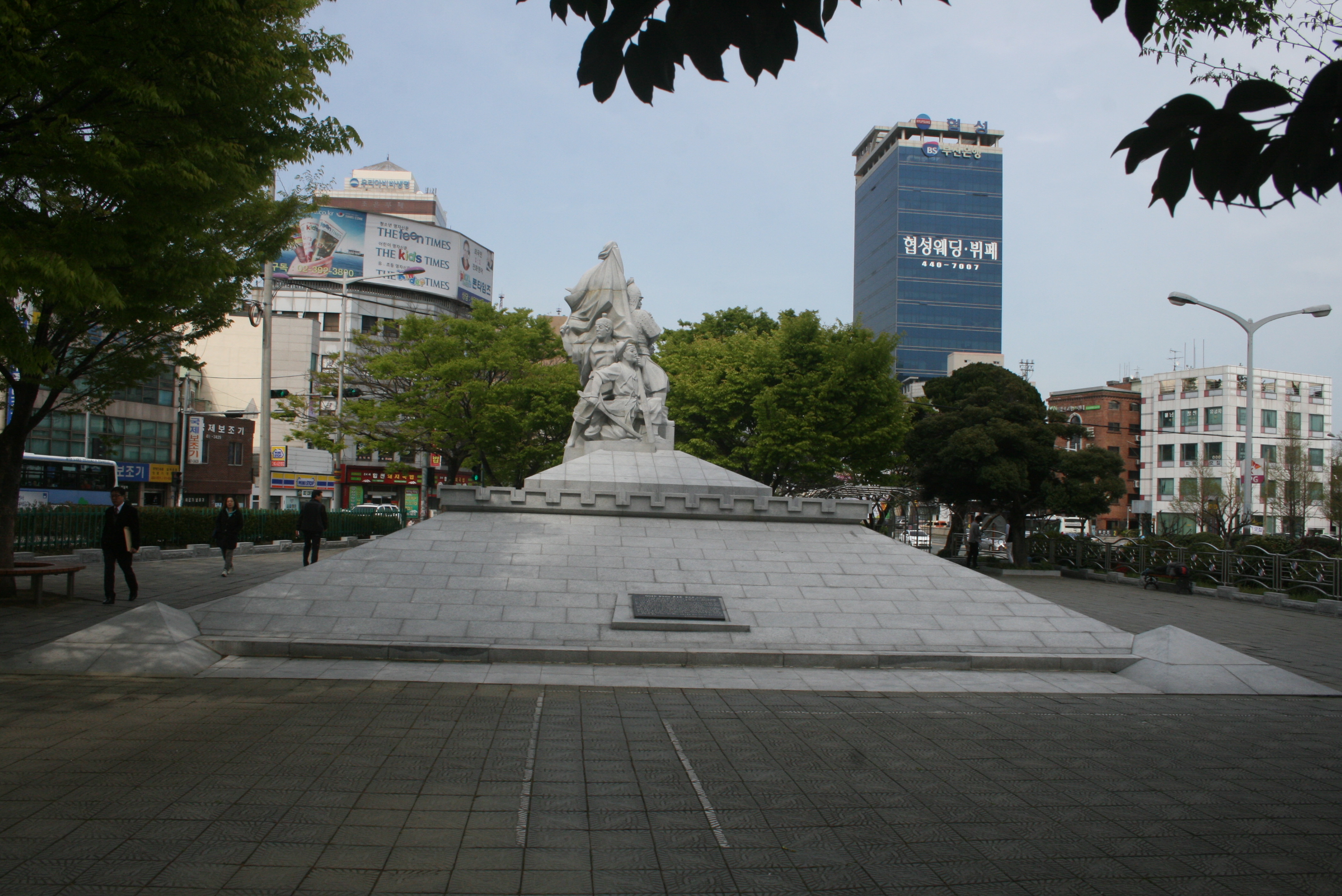 윤흥신 장군 석상 설치사진3