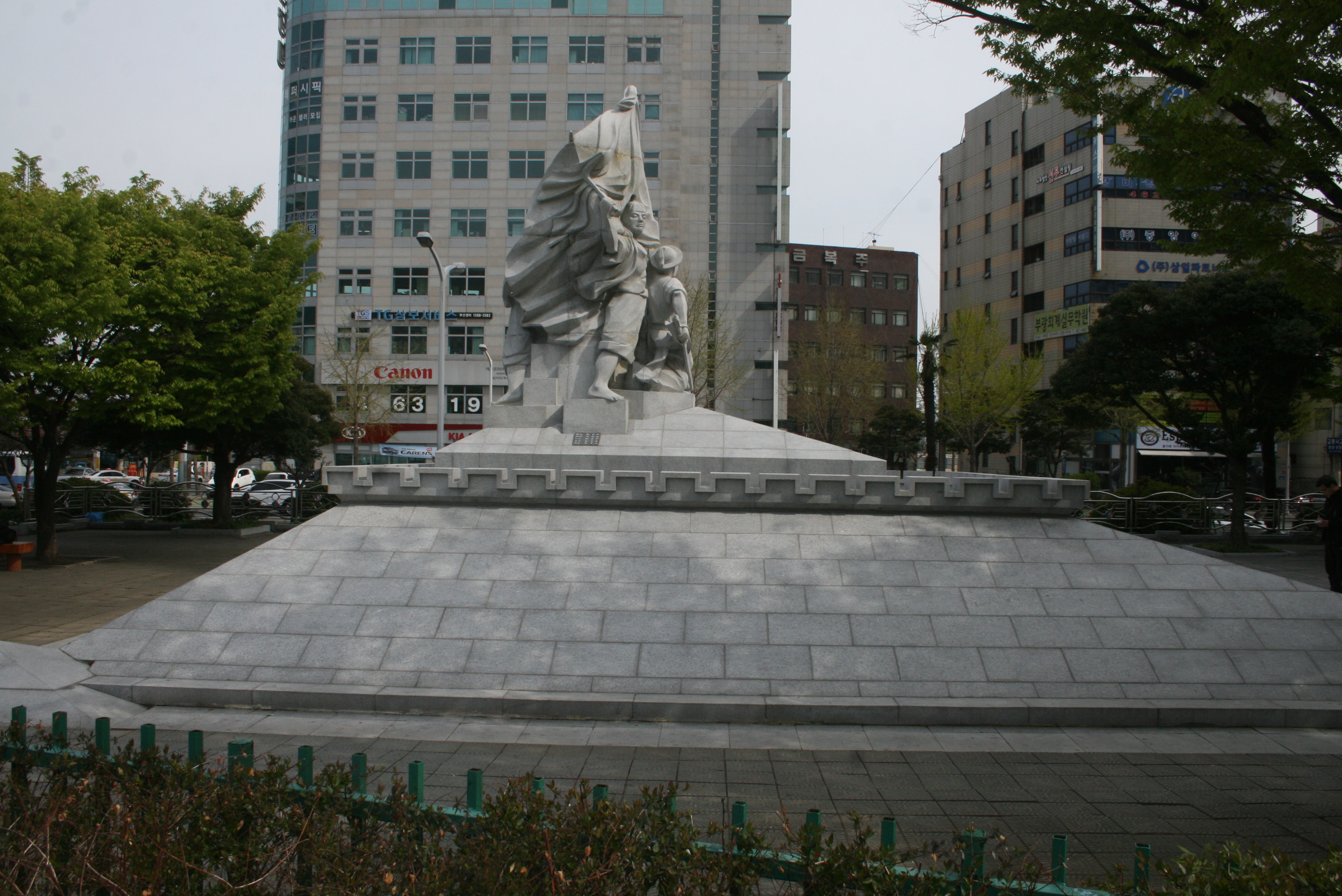 윤흥신 장군 석상 설치사진2