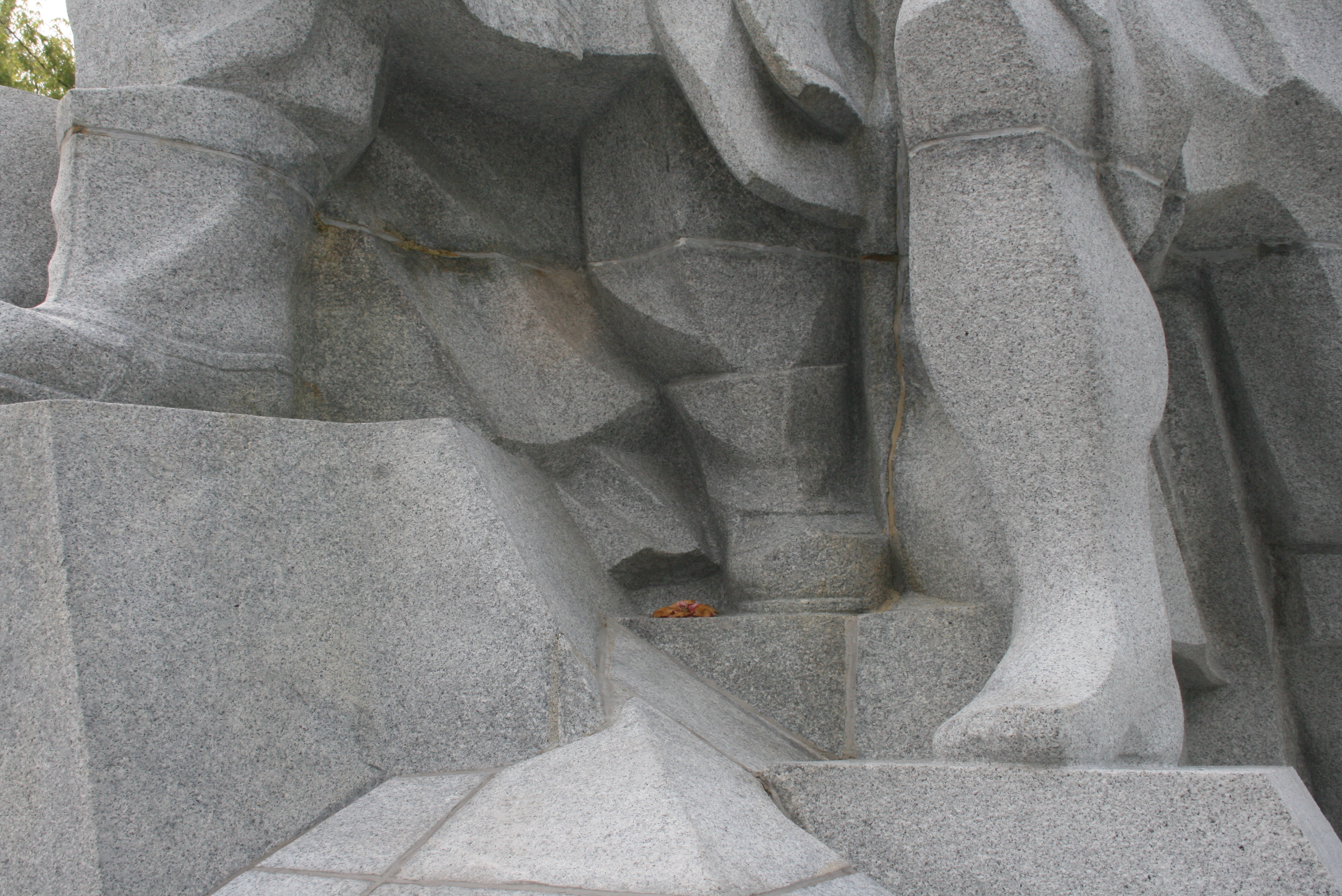 윤흥신 장군 석상 설치사진9