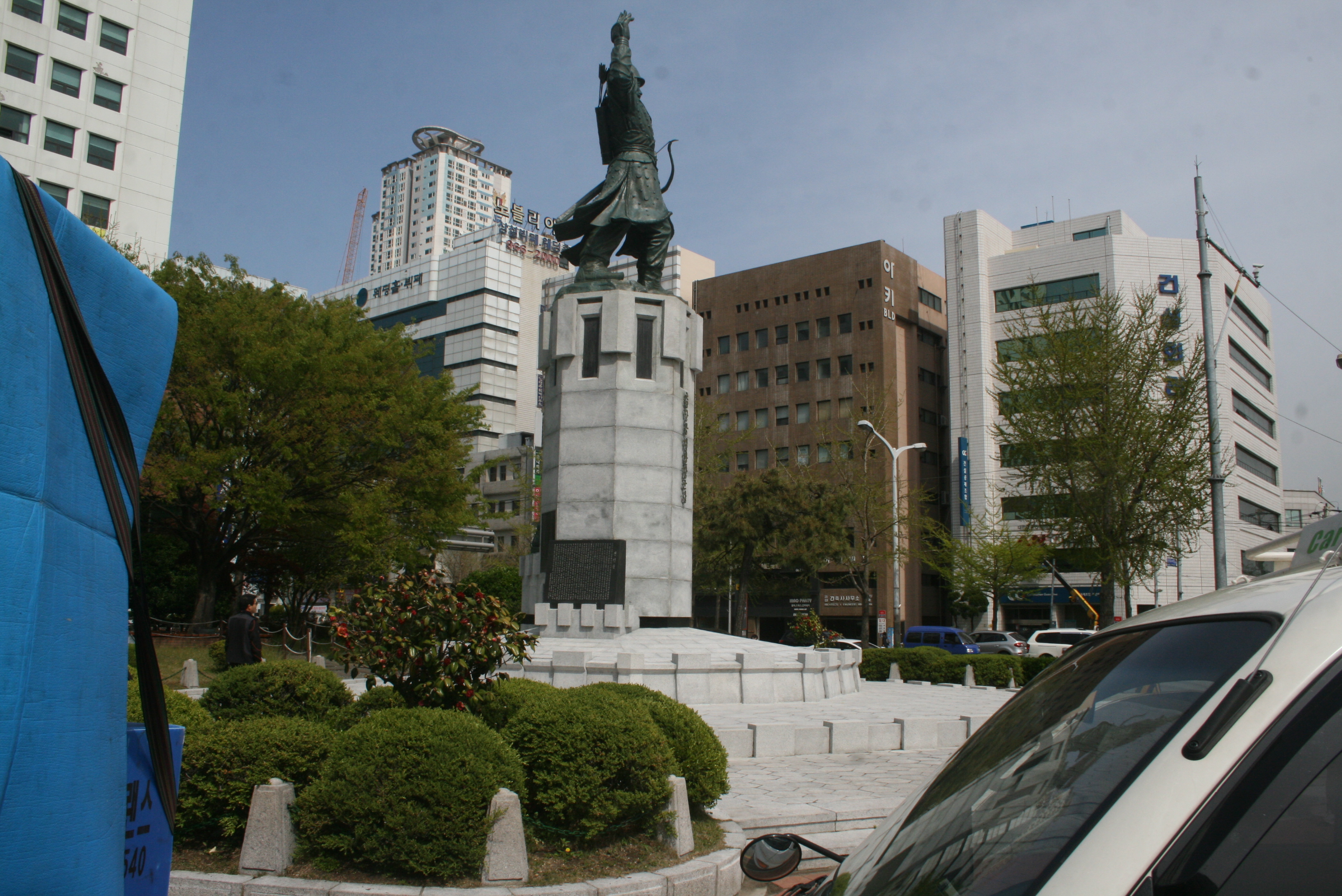 정발 장군 동상 설치사진2