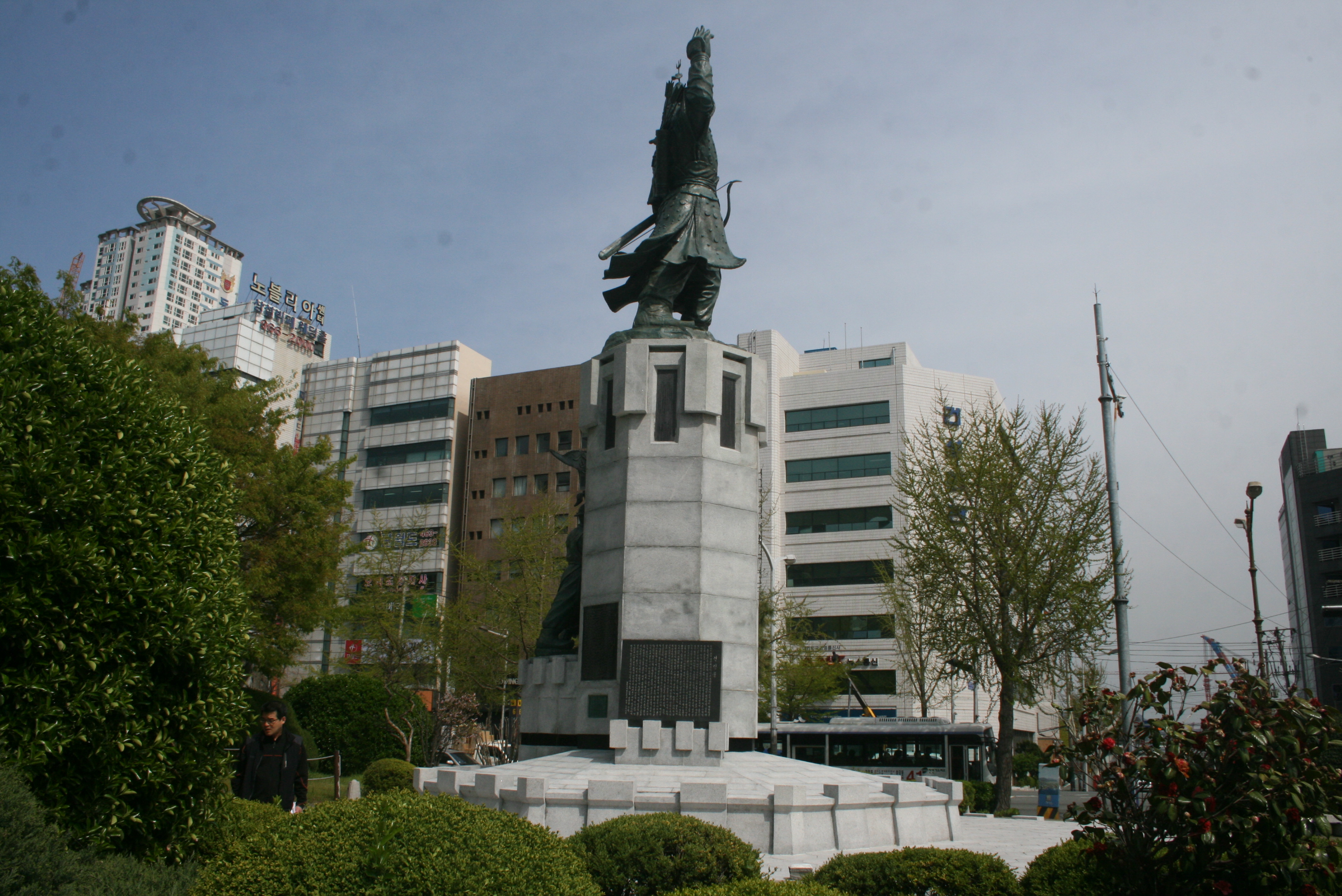정발 장군 동상 설치사진3