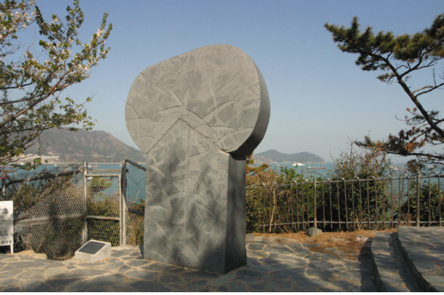 두개의 조각 설치사진