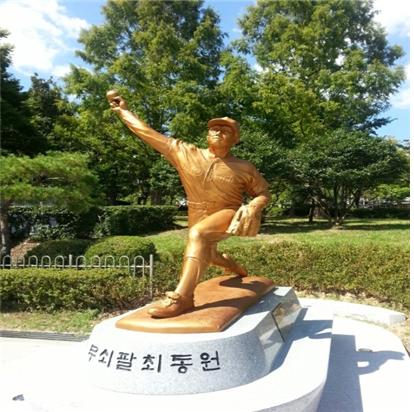 故 최동원 동상 사진
