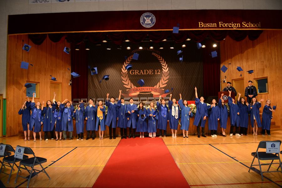 mshs-graduation-cap-toss
