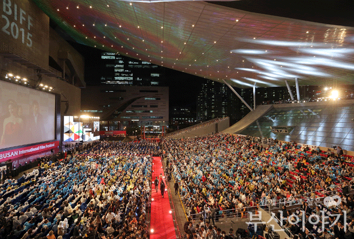 제21회 부산국제영화제가 10월 6~15일 5개 극장 34개 스크린에서 펼쳐진다. 올해는 69개국 301편이 초청됐다(사진은 지난해 BIFF 개막식)
