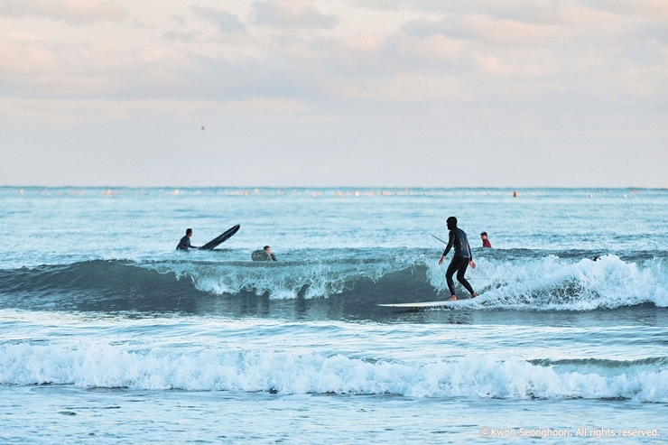 (신규)4-5 파도치는 송정 겨울서핑_권성훈_cw18